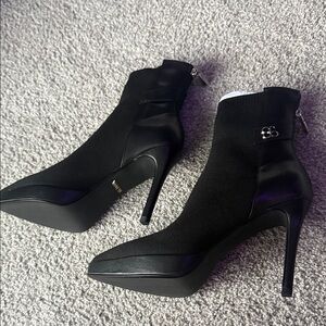 This is a Cosy Island GraceLithe Pointed Toe heeled boo